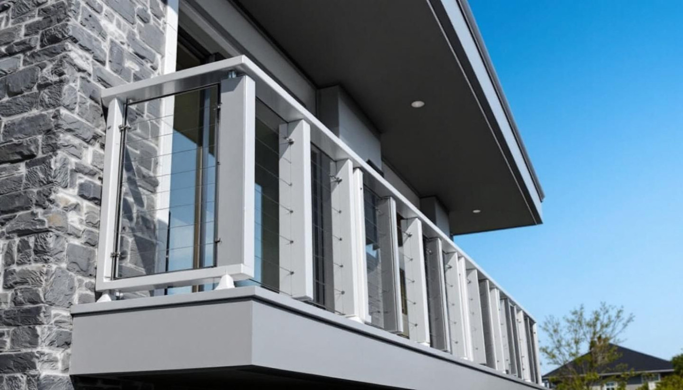 Comment l'innovation dans les matériaux influence les coûts de fermeture de balcon ?